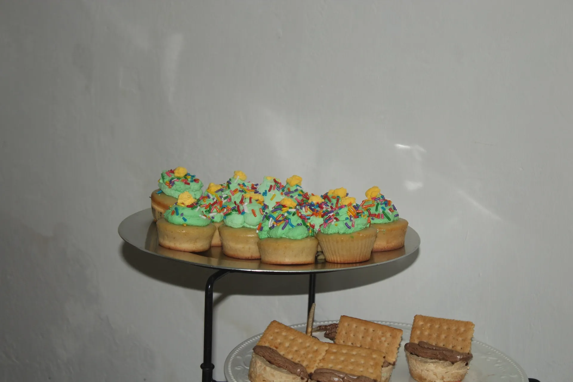 Postres caseros —panquecitos y galletas— servidos en un momento de convivencia.