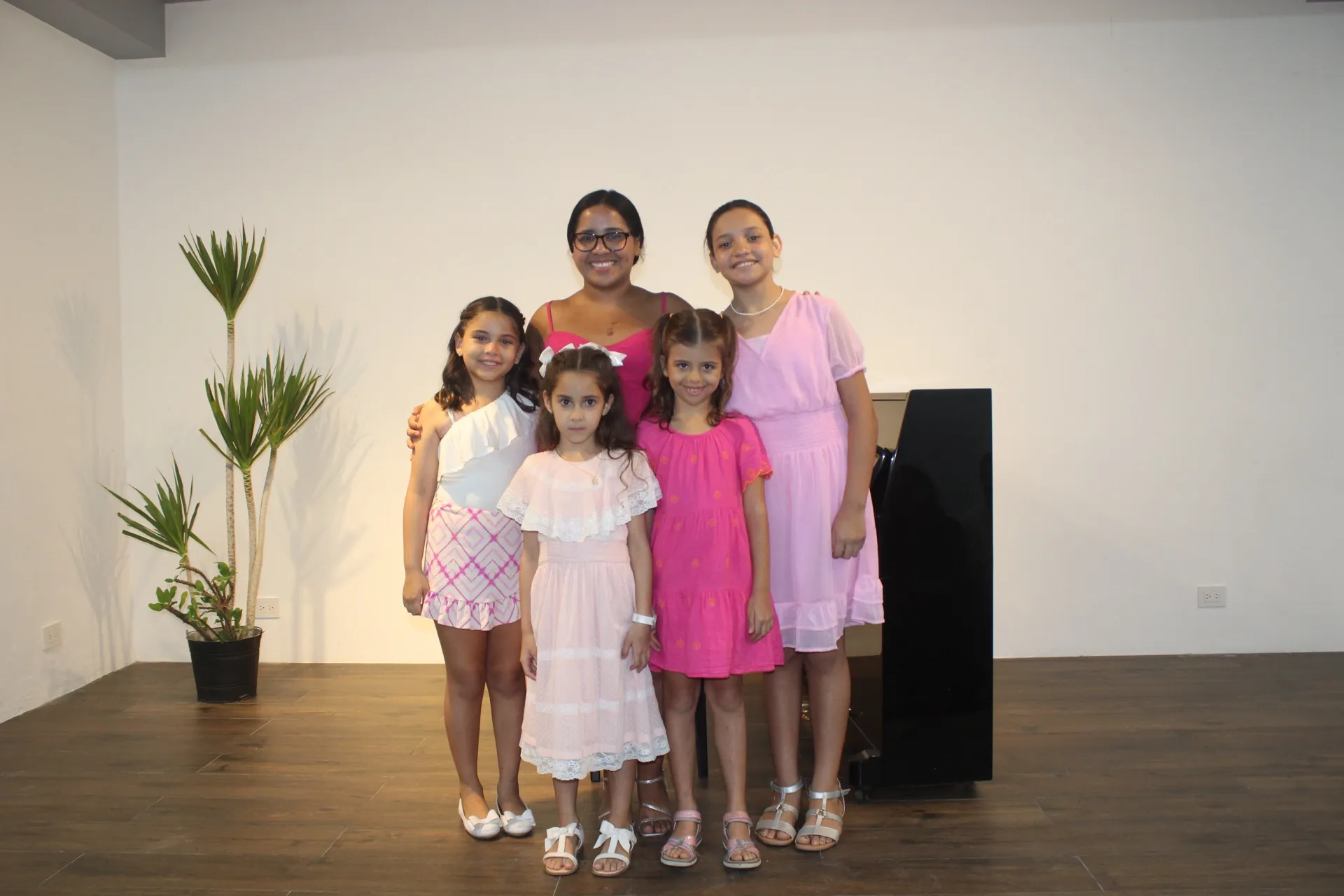 Un grupo de alumnas con su maestra en el salón de la academia.