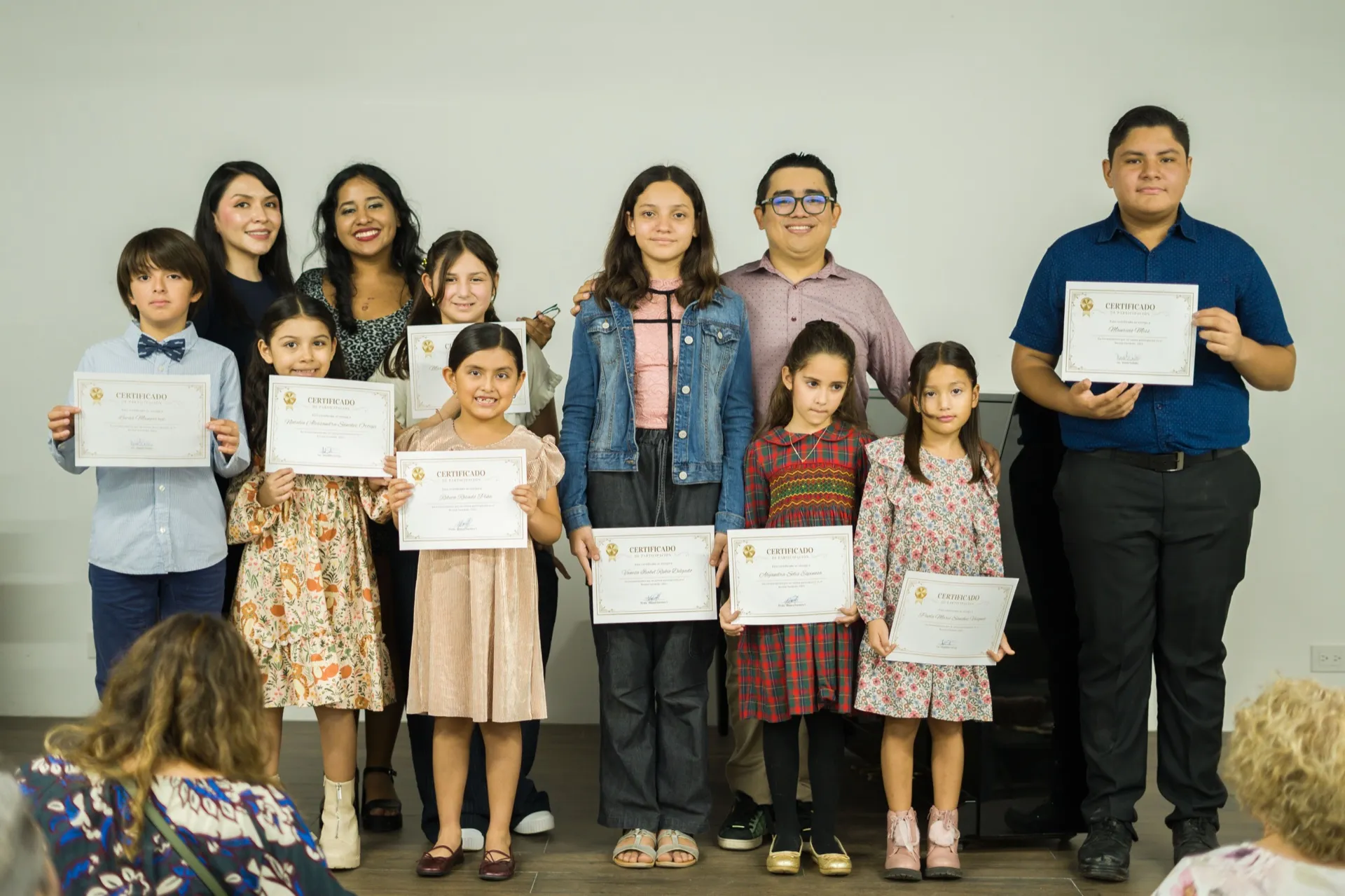 El grupo de alumnas y alumnos con sus certificados de participación.