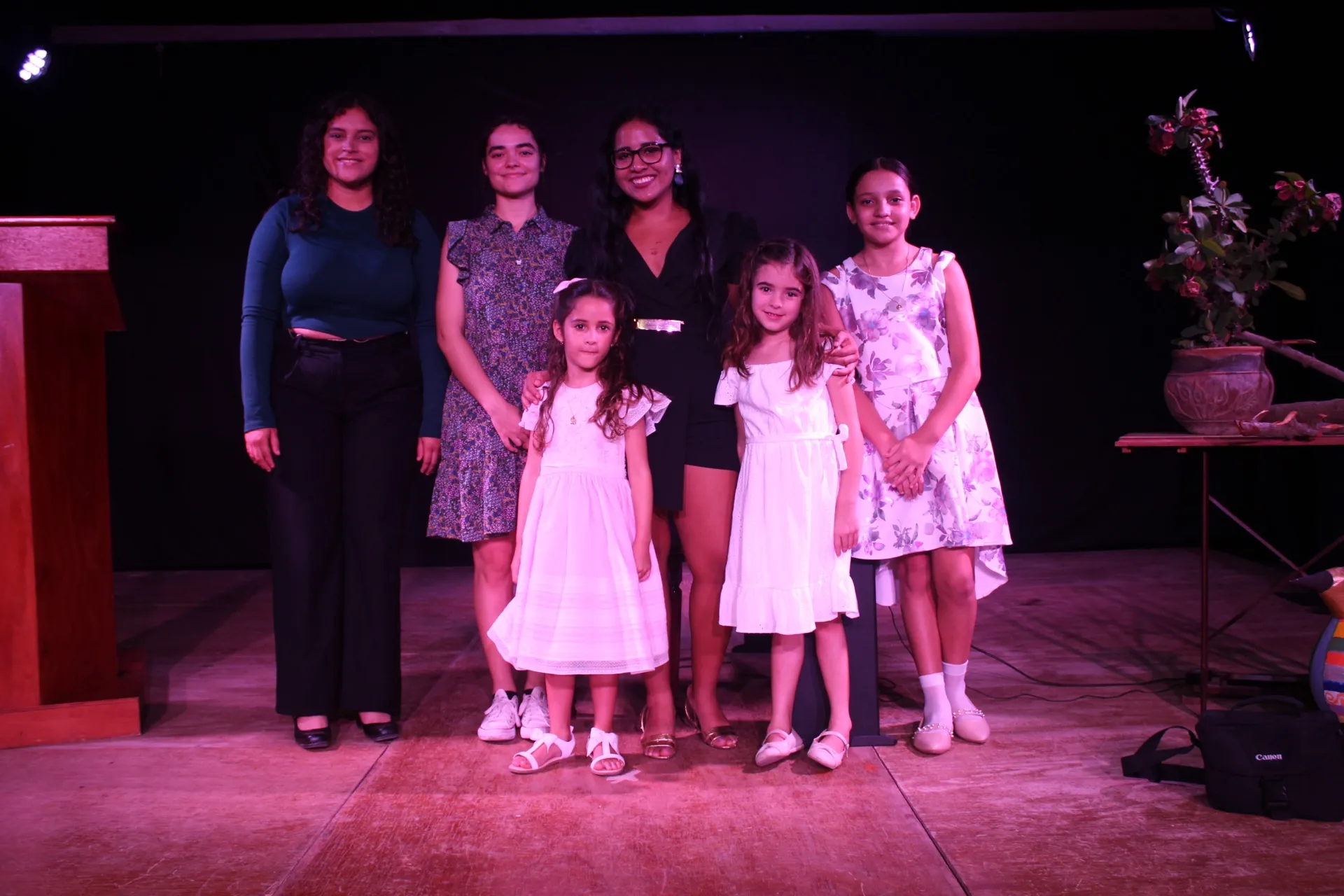 Alumnas y su maestra posan en el escenario al terminar el recital.